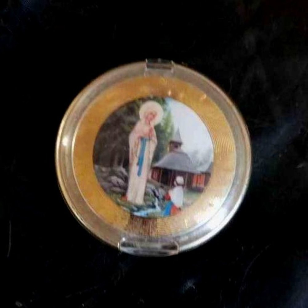 VTG ROUND 3 COMPARTMENT PERSONAL TRAVEL PILL CONTAINER MADE IN ITALY MARY IS LID